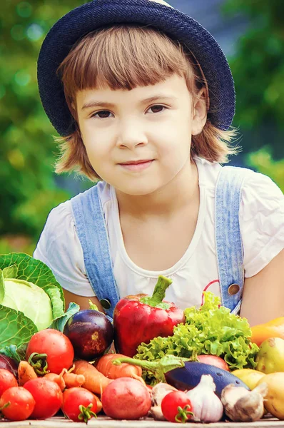 Bambino e verdure. Focus selettivo . — Foto Stock