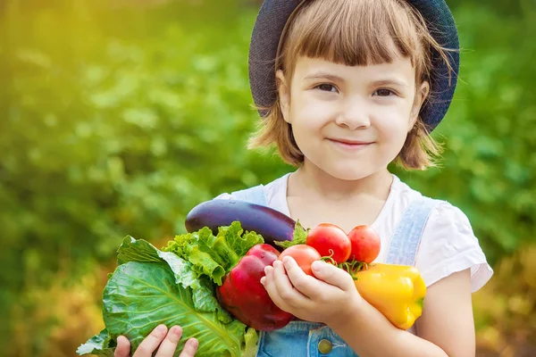 Kind en groenten. Selectieve aandacht. — Stockfoto
