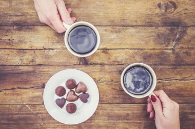 Kahve elinde. Birlikte aşıklar. Seçici odak. 