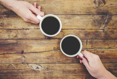 Kahve elinde. Birlikte aşıklar. Seçici odak. 