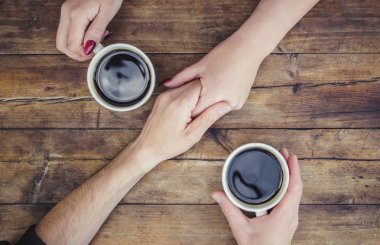 Kahve elinde. Birlikte aşıklar. Seçici odak. 