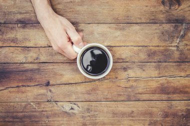 Kahve elinde. Birlikte aşıklar. Seçici odak. 