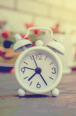 Çalar saat. Sabah. Seçici odak.