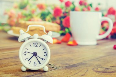 Çalar saat. Sabah. Seçici odak.