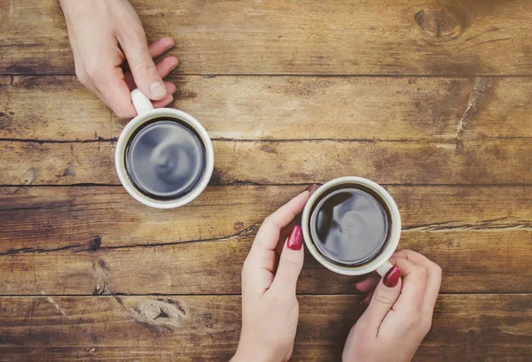 Kahve elinde. Birlikte aşıklar. Seçici odak. 