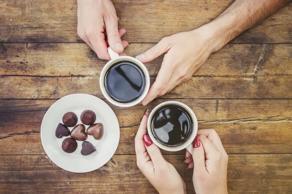 Café en mano. Los amantes están juntos. Enfoque selectivo . — Foto de Stock