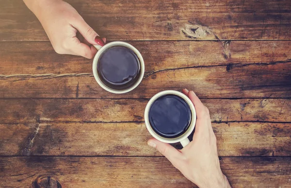 Kahve elinde. Birlikte aşıklar. Seçici odak. 