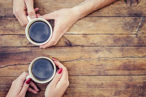 Café na mão. Os amantes estão juntos. Foco seletivo . — Fotografia de Stock