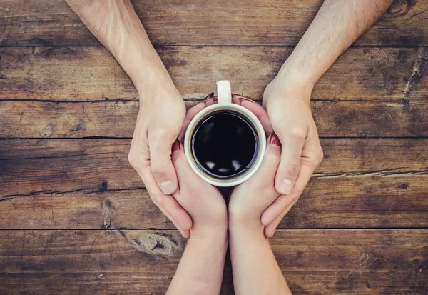 Kahve elinde. Birlikte aşıklar. Seçici odak. 