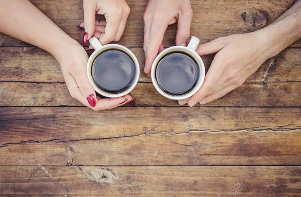 Kaffe i handen. Älskande är tillsammans. Selektivt fokus. — Stockfoto