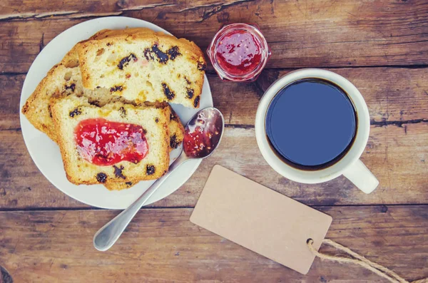 咖啡和松饼早餐。选择性的焦点. — 图库照片