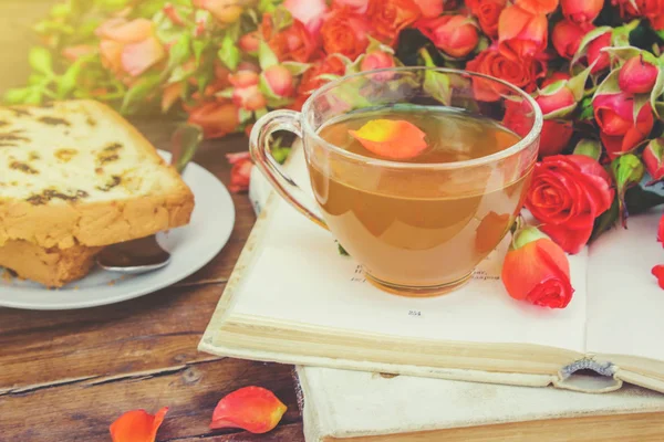 Buch und Tee. Blumen. Selektiver Fokus. — Stockfoto