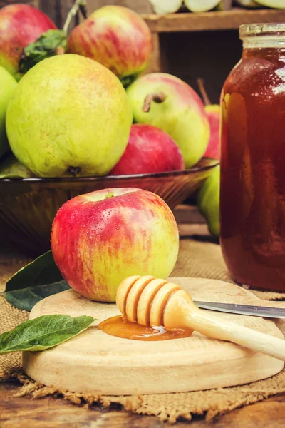 Bal ve meyve. Seçici odak. 