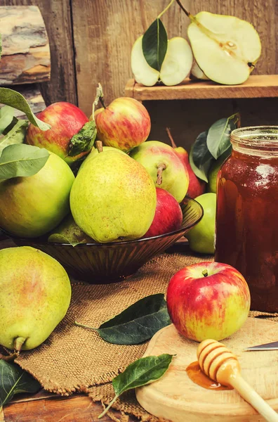 Bal ve meyve. Seçici odak. 