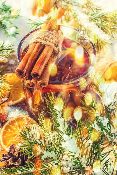 Mulled şarap. Seçici odak. 