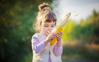 Mısır ile çocuk. Seçici odak. 