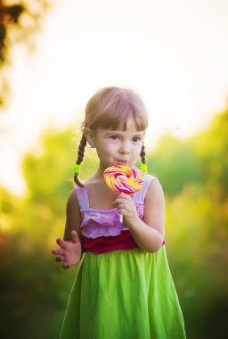 Bir lolipop çocukla. Seçici odak. 