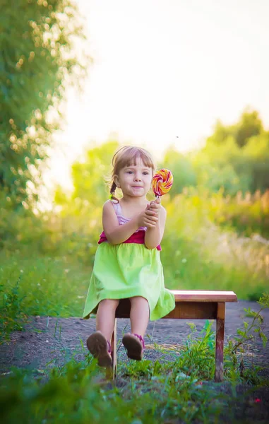 Niño con una piruleta. Enfoque selectivo . —  Fotos de Stock