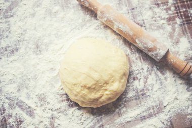 Masanın üzerinde hamur mayaları. Yemek pişirme. Seçici odak. 