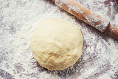 Masanın üzerinde hamur mayaları. Yemek pişirme. Seçici odak. 