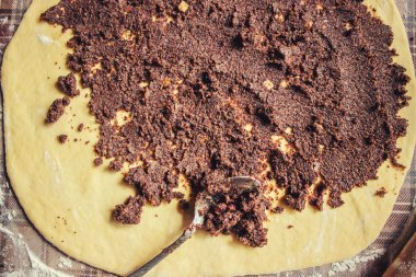 Masanın üzerinde hamur mayaları. Yemek pişirme. Seçici odak. 