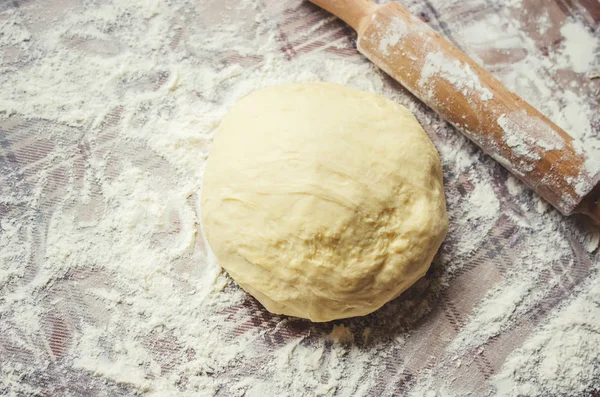 Masanın üzerinde hamur mayaları. Yemek pişirme. Seçici odak. 