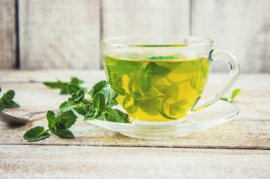 Nane ve limon ile çay. Seçici odak.