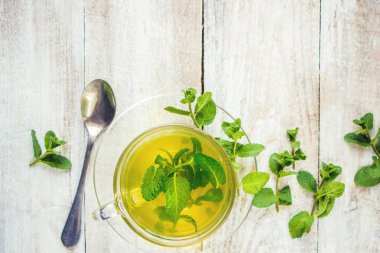 Nane ve limon ile çay. Seçici odak.