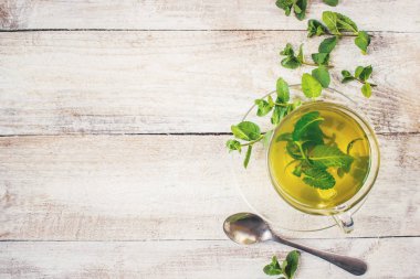 Nane ve limon ile çay. Seçici odak.