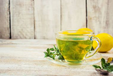 Nane ve limon ile çay. Seçici odak.