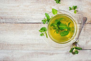 Nane ve limon ile çay. Seçici odak.