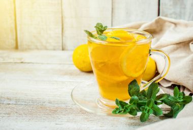 Nane ve limon ile çay. Seçici odak.