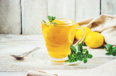 Nane ve limon ile çay. Seçici odak.