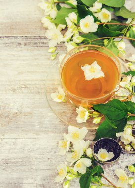 Yasemin çiçekleri ile bitkisel çay fincan. seçici odak.