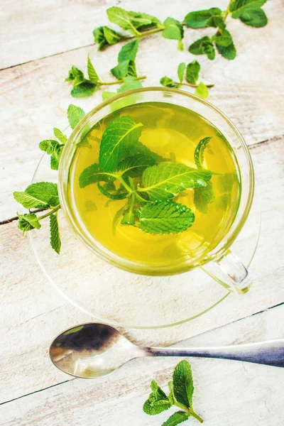 Чай с мятой и лимоном. Селективный фокус . — стоковое фото