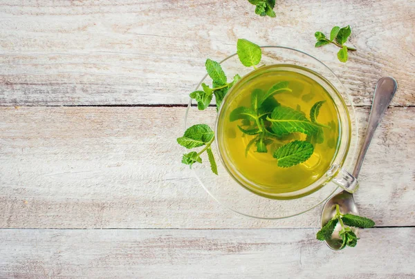 Nane ve limon ile çay. Seçici odak.