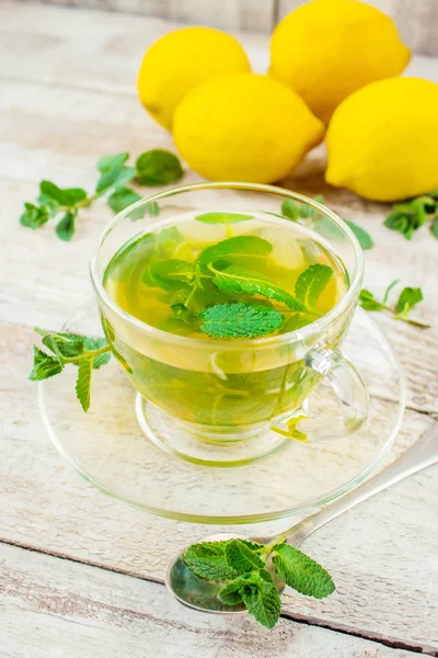 Tea with mint and lemon. Selective focus. — Stock Photo, Image