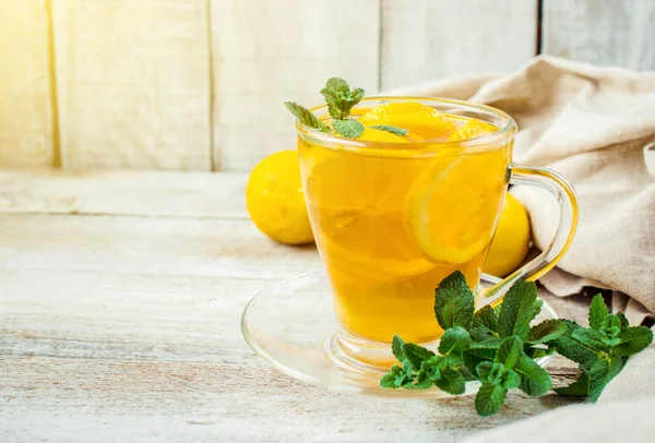 Tea with mint and lemon. Selective focus. — Stock Photo, Image