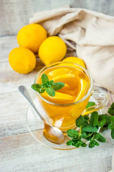 Tea with mint and lemon. Selective focus. — Stock Photo, Image