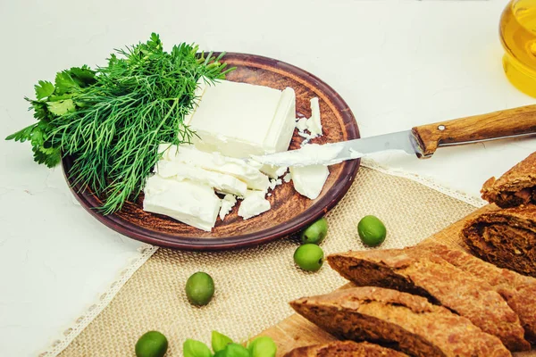 Olajbogyóval és sajttal a fehér háttér előtt. szendvicsek. szelektív összpontosít. — Stock Fotó