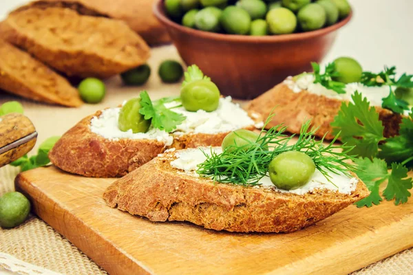 Azeitonas e queijo em um fundo branco. sanduíches. foco seletivo . — Fotografia de Stock