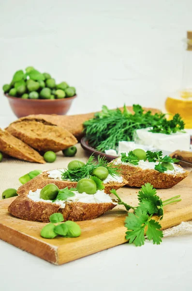 Aceitunas y queso sobre un fondo blanco. Sándwiches. enfoque selectivo . —  Fotos de Stock