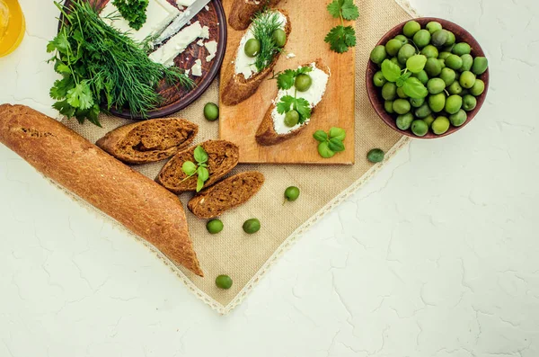 Oliver och ost på en vit bakgrund. smörgåsar. selektivt fokus. — Stockfoto