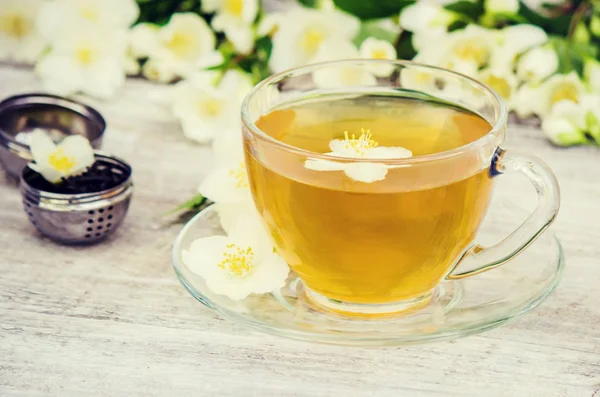 Tasse Kräutertee mit Jasminblüten. Selektiver Fokus. — Stockfoto