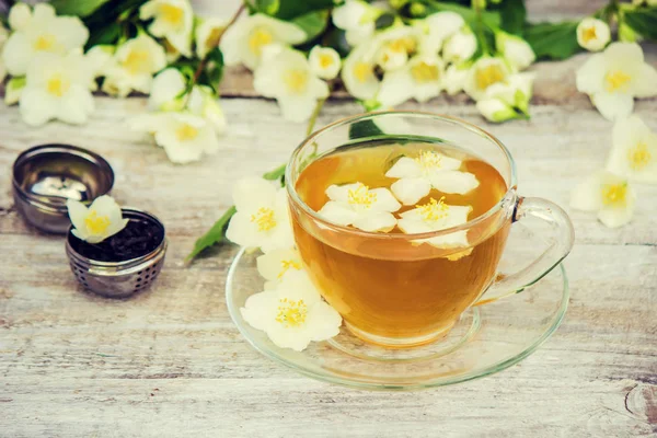 Tasse de tisane avec des fleurs de jasmin. focus sélectif . — Photo