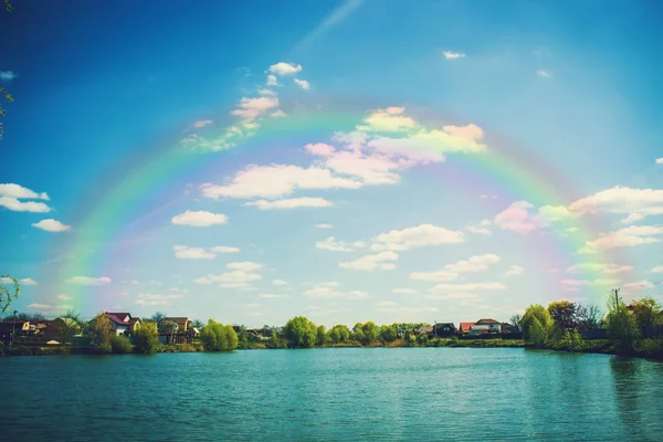 Acogedor lago rural. Arco iris. Enfoque selectivo . — Foto de Stock