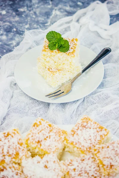 Cakes in coconut shavings. Selective focus. — Stock Photo, Image