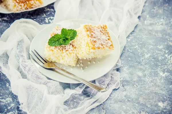Cakes in coconut shavings. Selective focus. — Stock Photo, Image