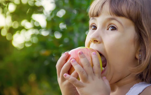 Çocuk bir elma. Seçici odak. — Stok fotoğraf