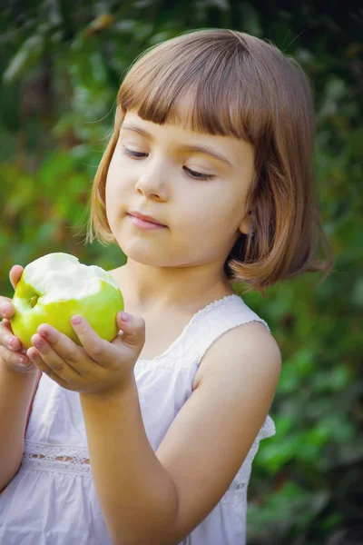 Child with an apple. Selective focus. — Stock Photo, Image